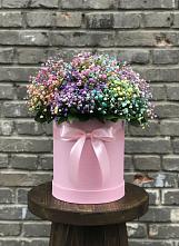 Цветочная композиция из Гипсофила и Розы в шляпной коробке в Верхнеуральске
