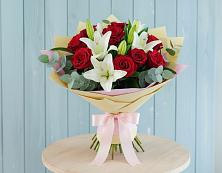 Букет цветов из:  Лилии и Розы в Верхнеуральске