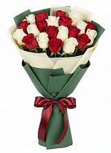Букет Микс из красных и белых роз в Верхнеуральске