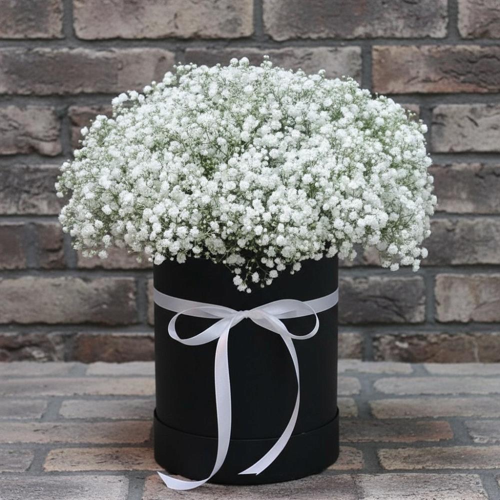 Цветочная композиция из Гипсофила в шляпной коробке в Верхнеуральске