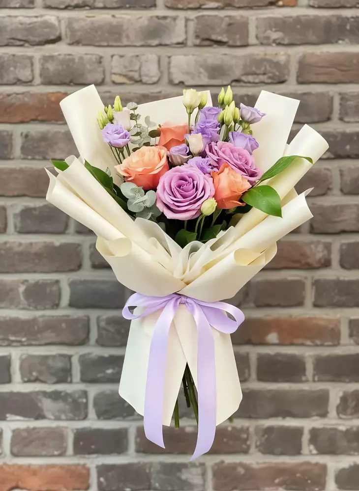 Букет цветов из: Лизиантусы и Розы в Верхнеуральске