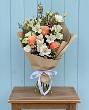 Букет цветов из:  Альстромерии, Лизиантусы, Розы и Хризантемы в Верхнеуральске