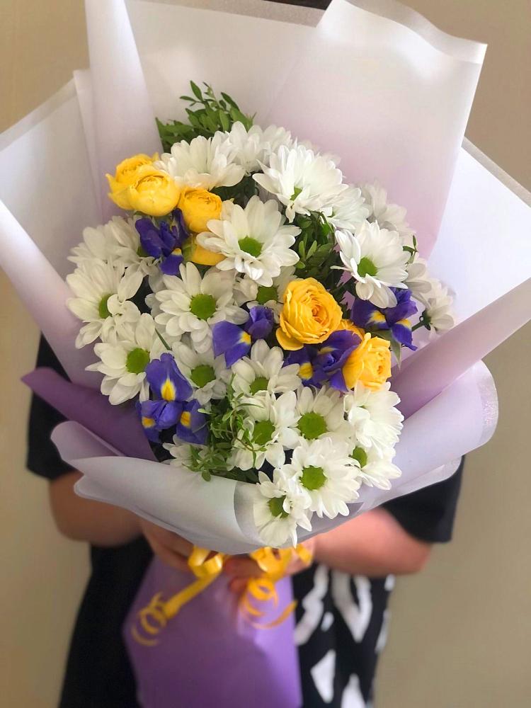 Букет цветов из: Ирисы, Хризантемы и Розы в Верхнеуральске