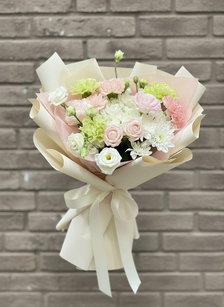 Букет цветов из: Гвоздики, Розы, Лизиантусы и Хризантемы в Верхнеуральске