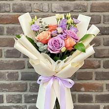 Букет цветов из:  Лизиантусы и Розы в Верхнеуральске