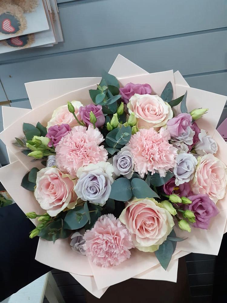 Букет цветов из: Розы, Гвоздики и Лизиантусы в Верхнеуральске