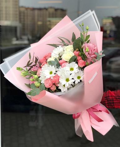 Букет цветов из: Розы, Лизиантусы и Хризантемы в Верхнеуральске