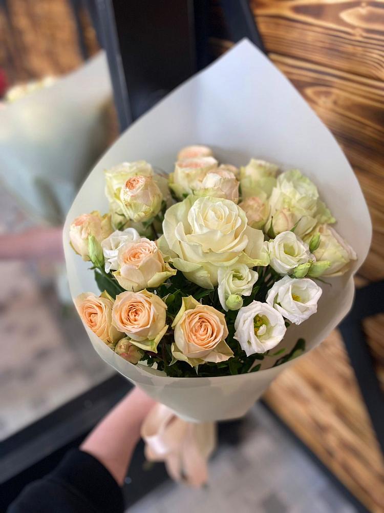 Букет цветов из: Розы и Лизиантусы в Верхнеуральске